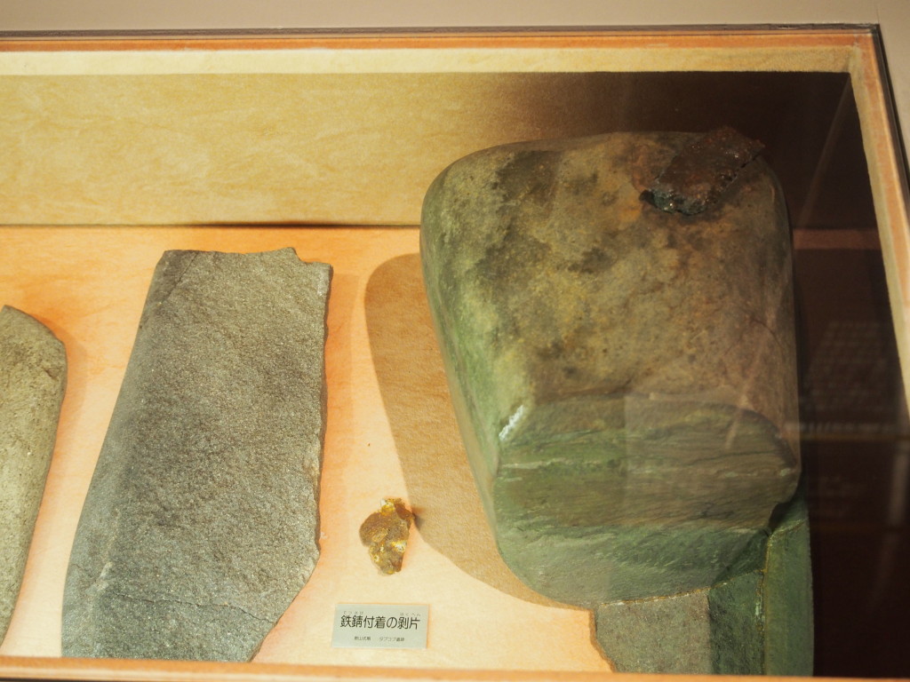 ３０号墓副葬品　 （右）鉄片付台石　（中心）鉄片のついた石器